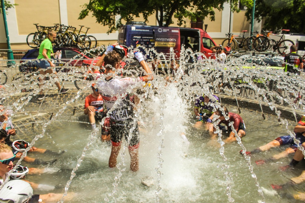 Cyklisty sužovalo extrémní teplo